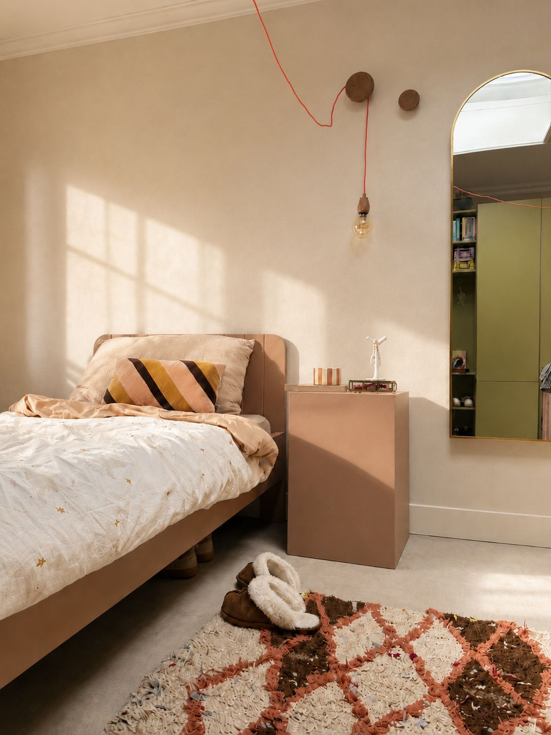 MDF pilaar 60 cm in de kleur Velvet in een slaapkamer