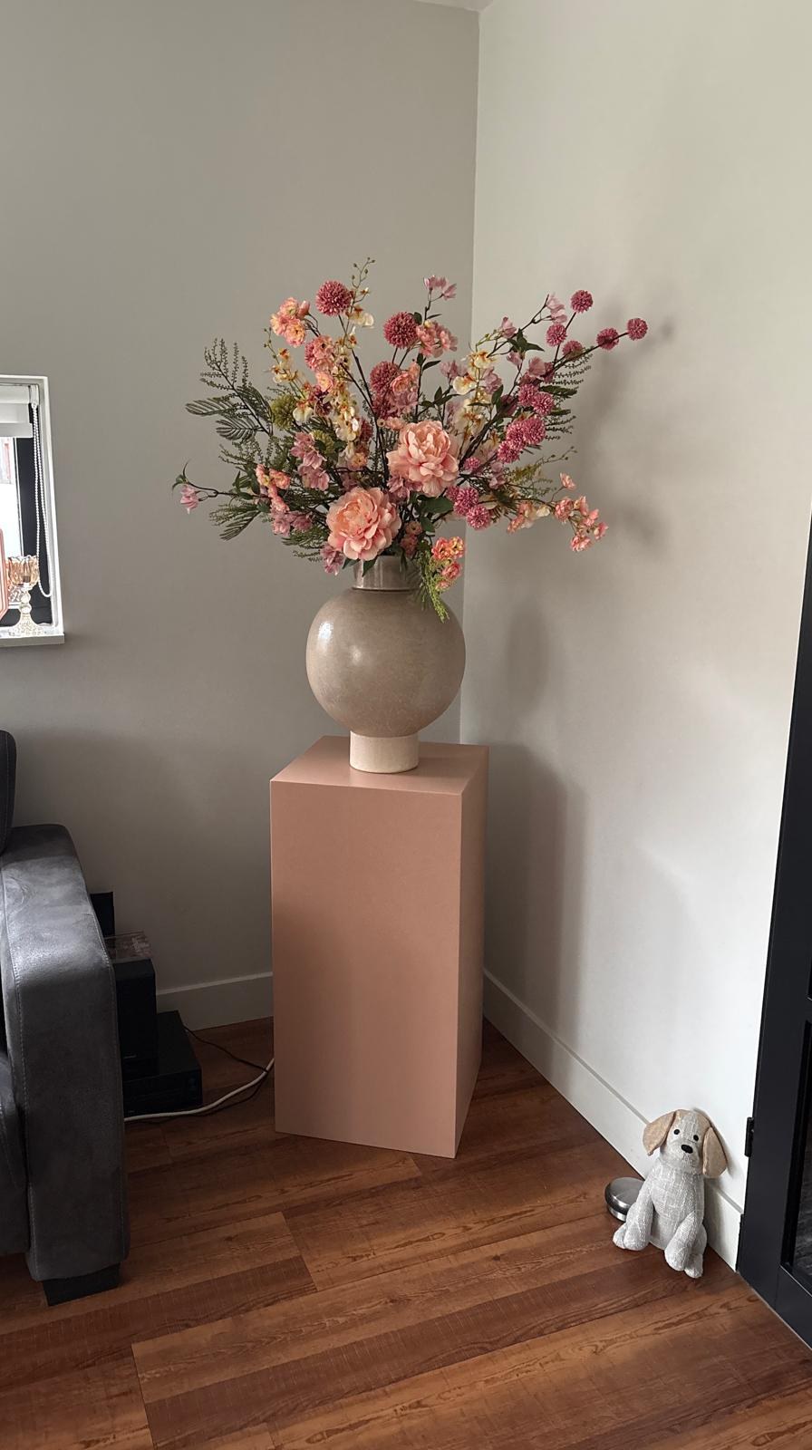 MDF pilaar 40 x 40 x 80 cm in de Bibelotte-kleur Velvet, met een boeket in een woonkamer